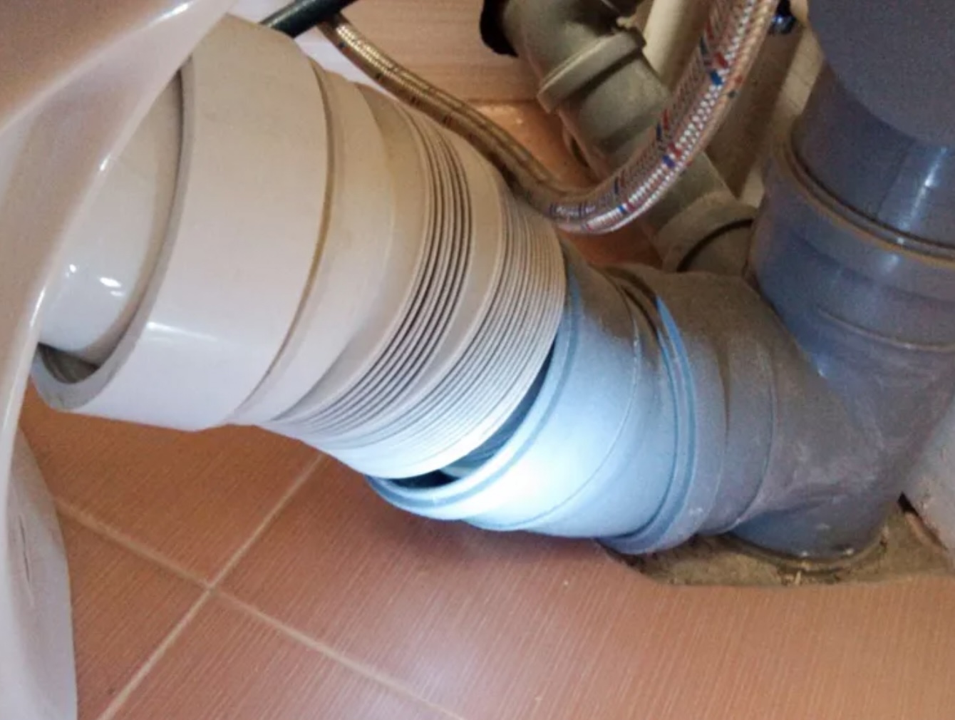 Замена гофры на унитазе Замена гофры унитаза