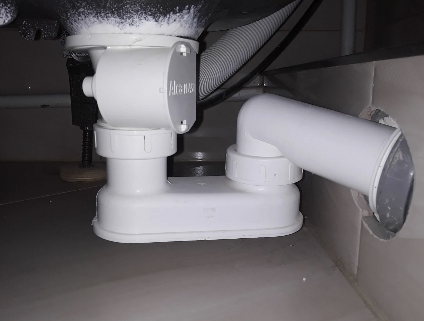 Монтаж сифона на ванну Установка сифона на ванну