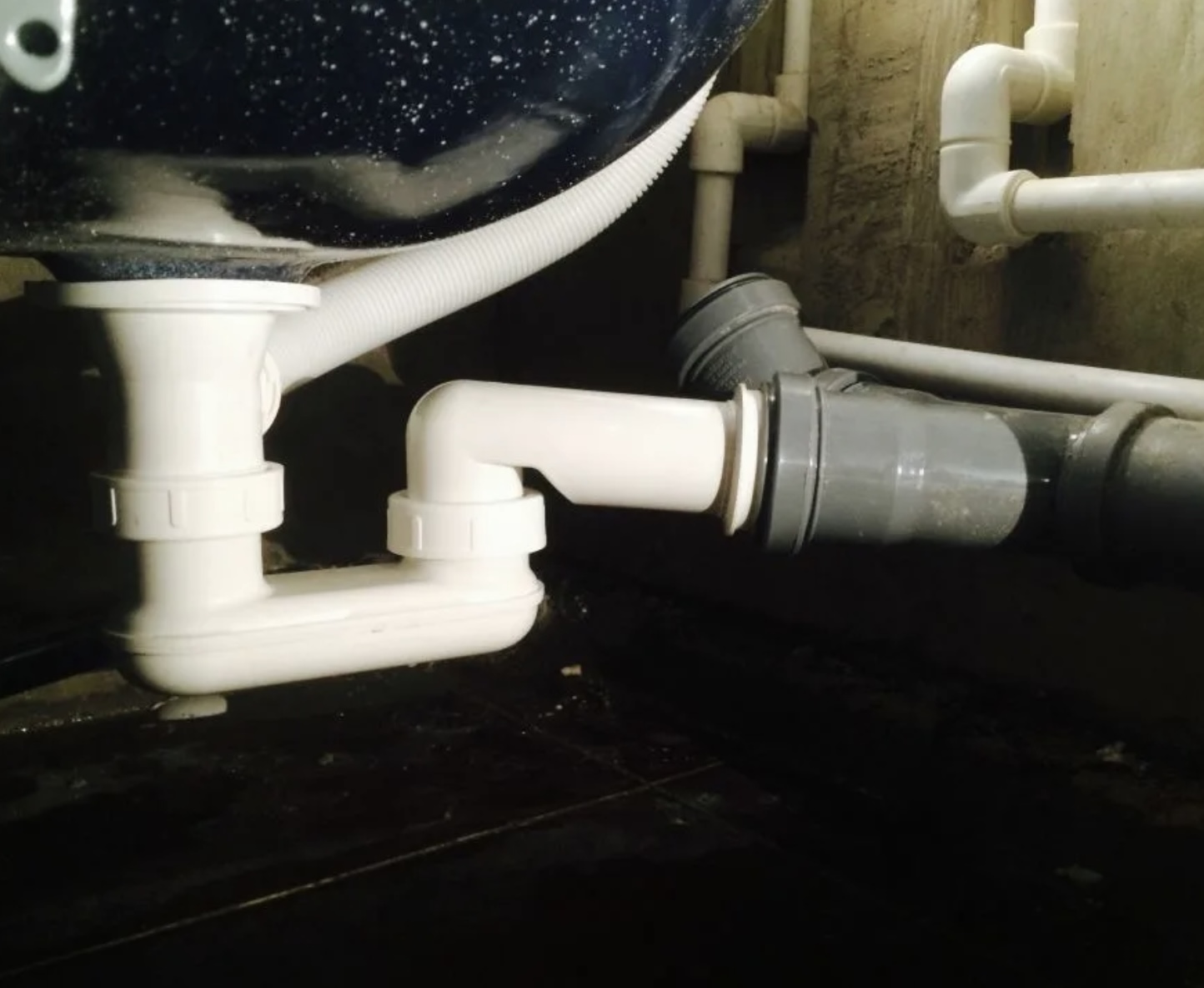 Замена слива под ванной Замена слива ванны