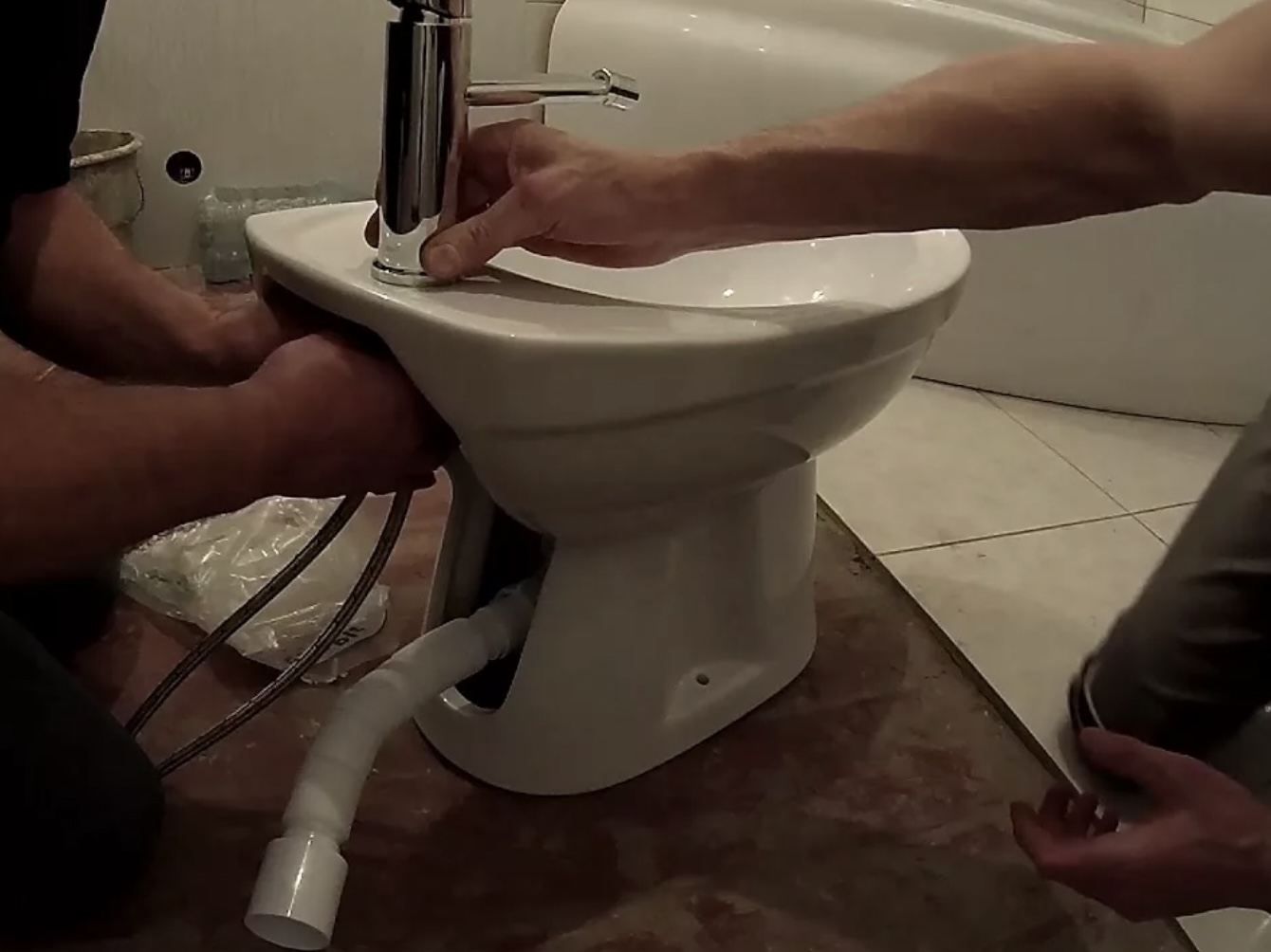 Монтаж напольного биде Установка напольного биде