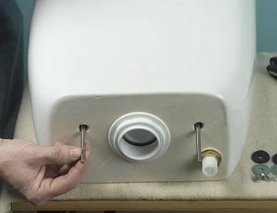 Монтаж сливного бачка унитаза Установка сливного бачка унитаза