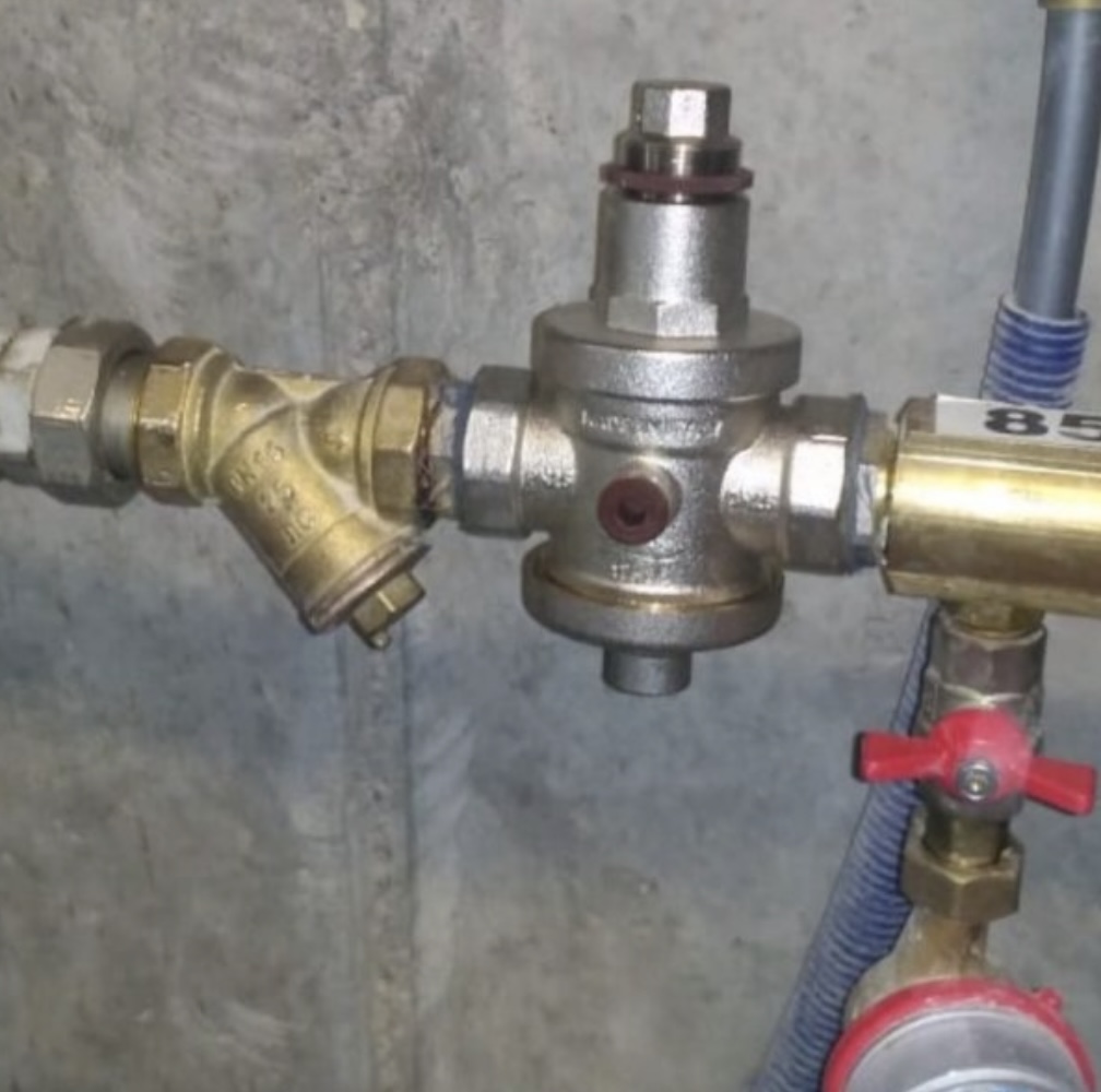 Установка редуктора давления воды Установка редуктора давления воды